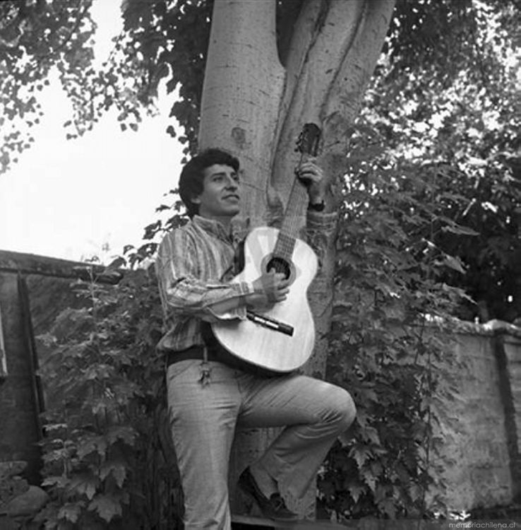 PiensaPrensa's tweet photo. Hace 51 años, Víctor Jara se transformó en el testimonio de la brutalidad de Pinochet tras el golpe de estado.
El dia 12 de septiembre de 1973, Víctor Jara fue detenido, interrogado, golpeado brutalmente y asesinado con más de 44 balas, luego fue arrojado a unos matorrales a un costado del Cementerio Metropolitano. 👇
https://t.co/MvgrUPeOSy