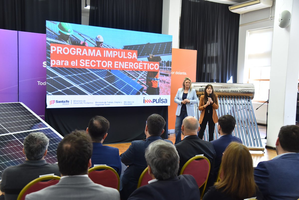 GobSantaFe's tweet photo. ¡Presentamos 31 nuevos cursos del #ProgramaImpulsa para capacitaciones destinadas al sector energético!
Este programa provincial busca fomentar formaciones específicas que potencien a las economías regionales. Alcanzarán a más de 800 personas destinados al sector energético, brindando capacitaciones en: instalación y funcionamiento de termotanques solares; instalación de sistemas solares fotovoltaicos de baja potencia; integración de energías renovables en arquitectura sustentable.
🗣️ @maxipullaro: "El programa Impulsa nutre y fortalece el trabajo mancomunado de tres áreas de gobierno, como lo es Educación, Trabajo y Desarrollo Productivo, y pretende ser una política pública en su conjunto”.
Los ministros @bascolococo, @GustavoPuccini y @goity_jose, destacaron que se está trabajando en adecuar la matriz productiva de la provincia de Santa Fe para ponerla a punto de las nuevas demandas globales y locales.
🗣️ "Estos nuevos tipos de energía generan los empleos verdes: empleos vinculados a las nuevas matrices energéticas, a la mejora en la eficiencia energética, y a la mejora en el medio ambiente", y también resaltaron la posibilidad de seguir enriqueciendo el propio sistema educativo y poder enseñar cada vez mejor.