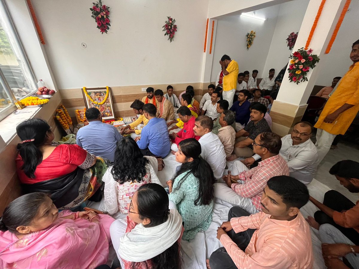 GorakshABVP's tweet photo. अखिल भारतीय विद्यार्थी परिषद के 70वें राष्ट्रीय अधिवेशन कार्यालय का उद्घाटन आज गोरखपुर महानगर में अभाविप के राष्ट्रीय अध्यक्ष प्रो. राजशरण शाही जी, राष्ट्रीय सह-संगठन मंत्री श्री एस. बालकृष्ण जी, क्षेत्रीय संगठन मंत्री श्री घनश्याम शाही जी व प्रांत प्रमुख प्रो. उमा श्रीवास्तव जी के द्वारा हुआ । 

#ABVPGoraksh 
#AbvpGorakhpurMahanagar 
#NationalConference
#70वां_राष्ट्रीय_अधिवेशन