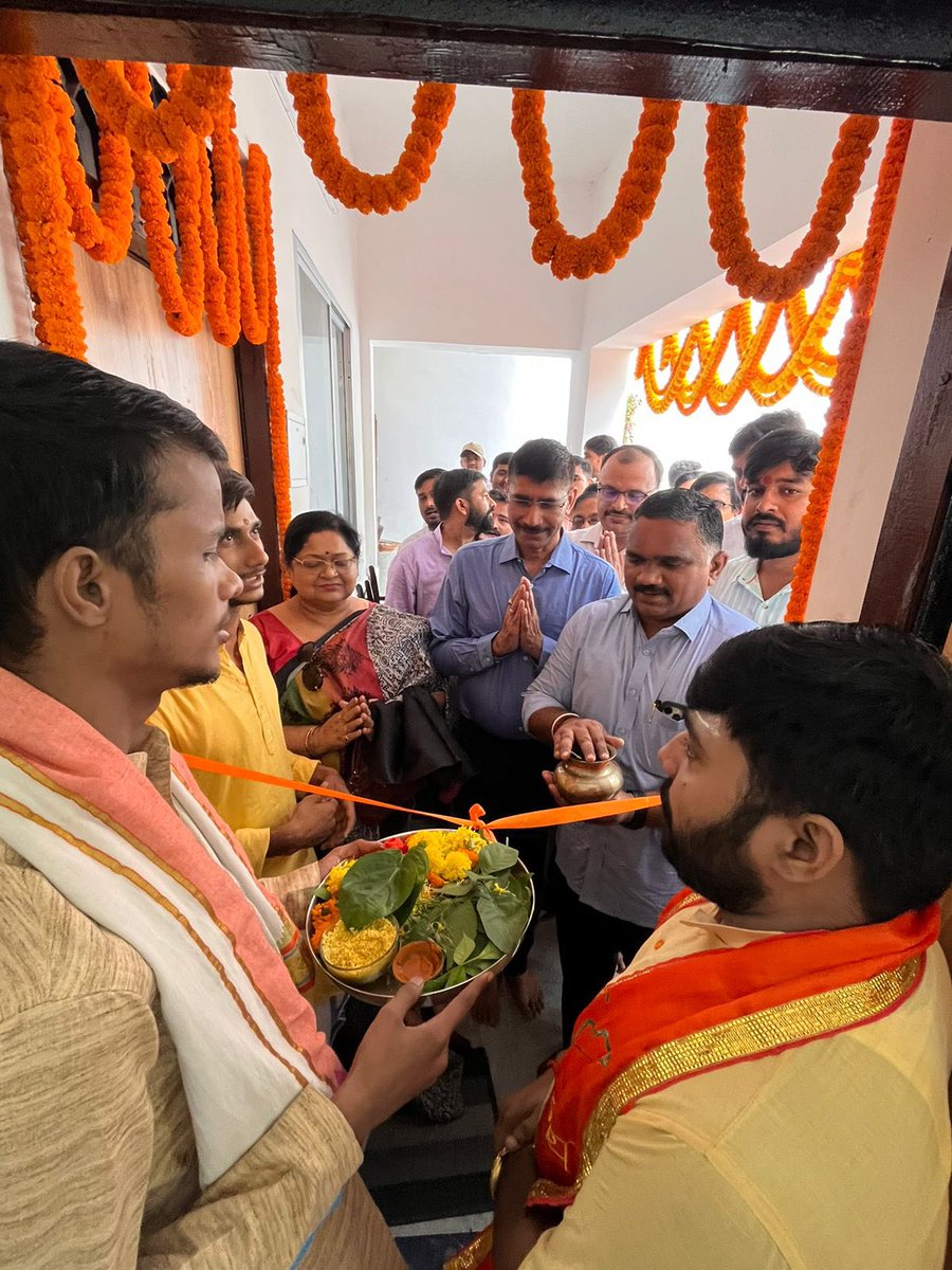 GorakshABVP's tweet photo. अखिल भारतीय विद्यार्थी परिषद के 70वें राष्ट्रीय अधिवेशन कार्यालय का उद्घाटन आज गोरखपुर महानगर में अभाविप के राष्ट्रीय अध्यक्ष प्रो. राजशरण शाही जी, राष्ट्रीय सह-संगठन मंत्री श्री एस. बालकृष्ण जी, क्षेत्रीय संगठन मंत्री श्री घनश्याम शाही जी व प्रांत प्रमुख प्रो. उमा श्रीवास्तव जी के द्वारा हुआ । 

#ABVPGoraksh 
#AbvpGorakhpurMahanagar 
#NationalConference
#70वां_राष्ट्रीय_अधिवेशन