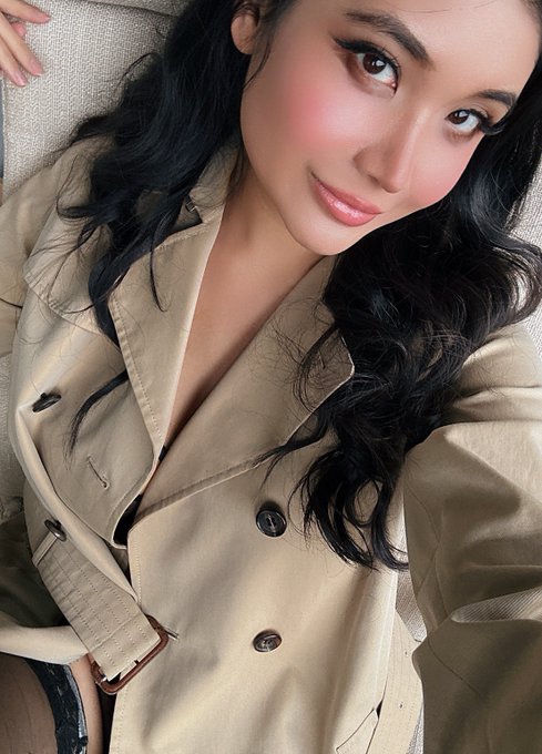 It’s officially trench coat season 🍂🍁  Which means I show up to your octcall with nothing but lingerie