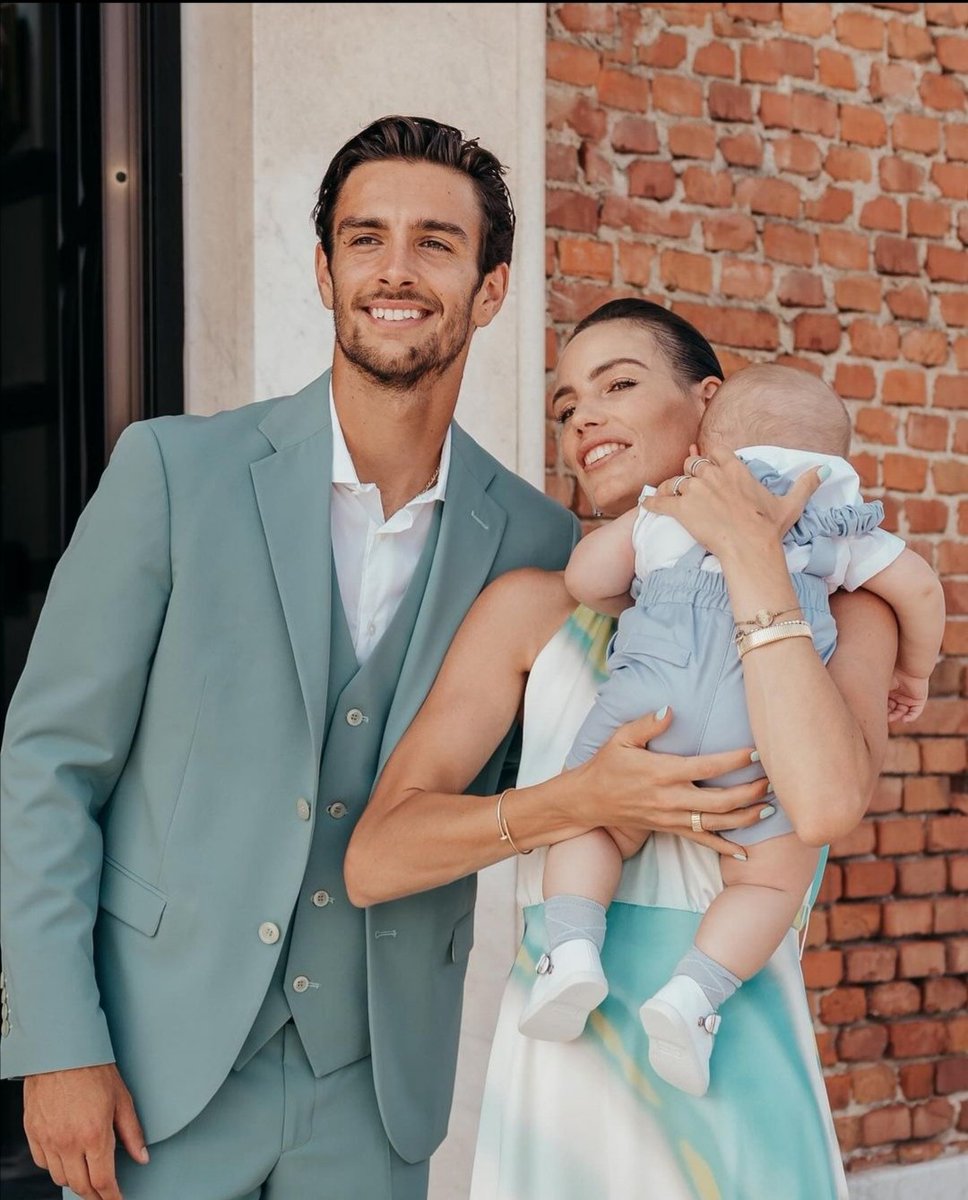 Musetti is so terribly fashion icon. This green is the most beautiful ever 👍
And all my wishes to this nice family 🤗