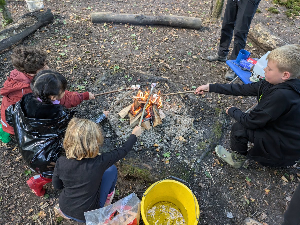 BaileysPrimary's tweet photo. Day 1 in the forest for Class Canada was brilliant! Lots of laughs, teamwork, games.....and smores! 😋🇨🇦☀️ https://t.co/cwYsnCyDaG