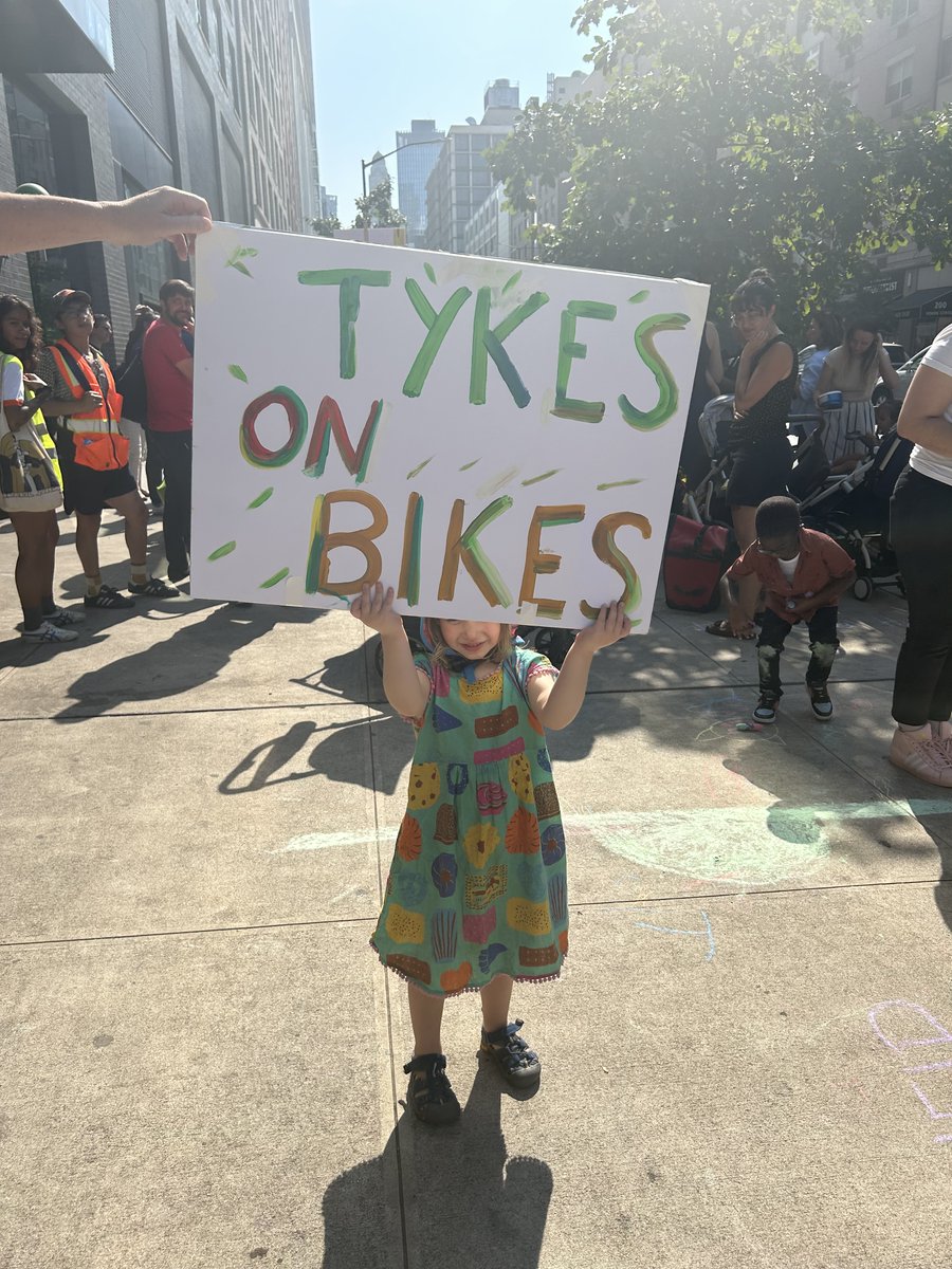 JoAnneSimonBK52's tweet image. New Yorkers &amp;amp; their families deserve a lift!

They also deserve a dedicated funding stream for mass transit to incentivize traffic reduction, improve air quality and public health.

Congestion pricing is the right answer.

amny.com/news/stroller-…