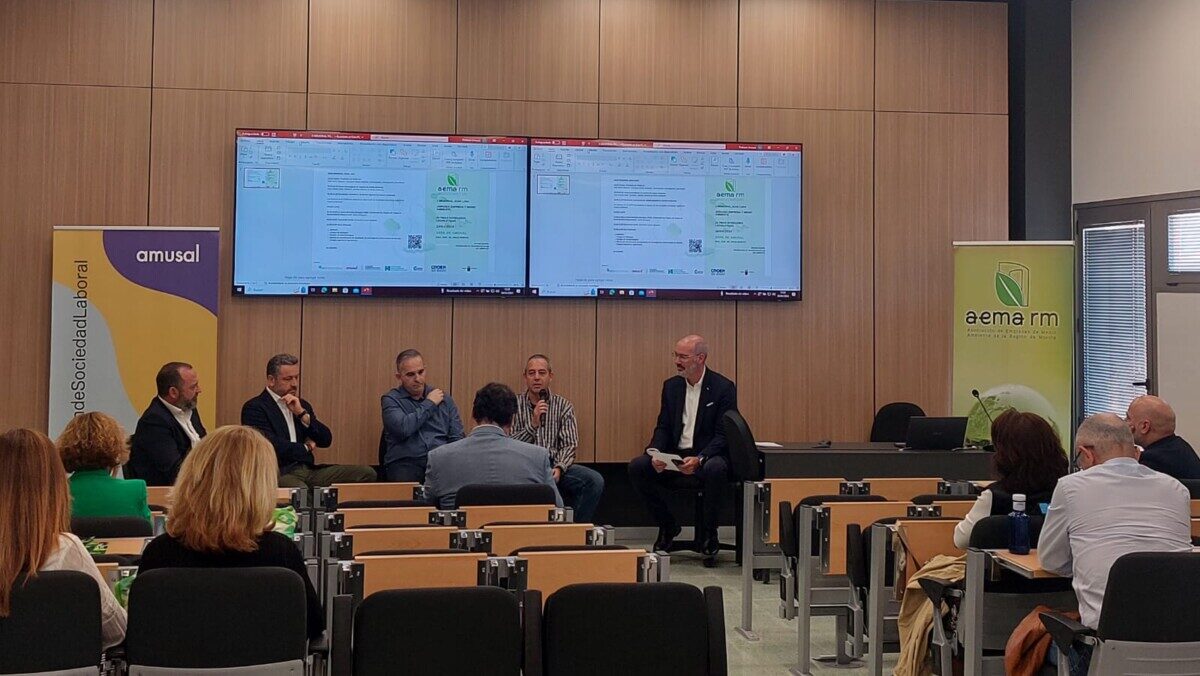 El COAMBRM estuvo presente en el II Memorial Juan Luna, organizado por <a href="/AEMA/">AEMA</a>-RM, donde se discutieron temas clave como la sostenibilidad y la calidad del aire. Participamos en una mesa redonda junto a otros expertos. ¡Seguimos avanzando!

#MedioAmbiente #Sostenibilidad #COAMBRM