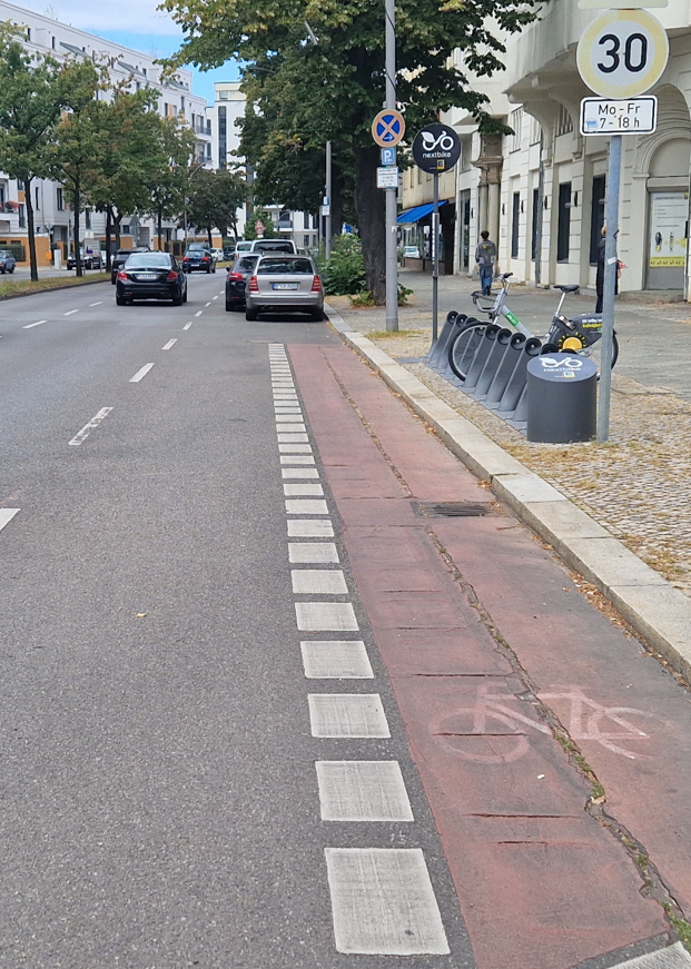 HagerAxel's tweet photo. Das sind die Straßen ohne Radverkehrsanlagen, auf denen der Senat Berlin keinen Platz für Radwege findet und der Bezirk ChaWi andere Prioritäten verfolgt:
- Berliner Str. 
- Brandenburgische Str.
- Lewishamstr.
- Kaiser-Friedrich-Str.
- Lietzenburger Str.
hier kurz vorgestellt🧵 https://t.co/P3UYKBZEfH