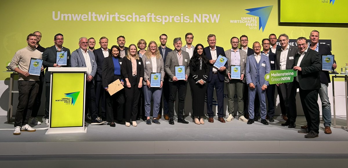 Die Spannung steigt: Alle 10 Nominierten haben Ihre Urkunden erhalten. 📜🏆Der große Moment steht somit kurz bevor. Gleich wird das erste Siegerunternehmen des #UmweltwirtschaftspreisNRW 2024 verkündet. Den drei Bestplatzierten winken Preisgelder von insgesamt 60.000 €.