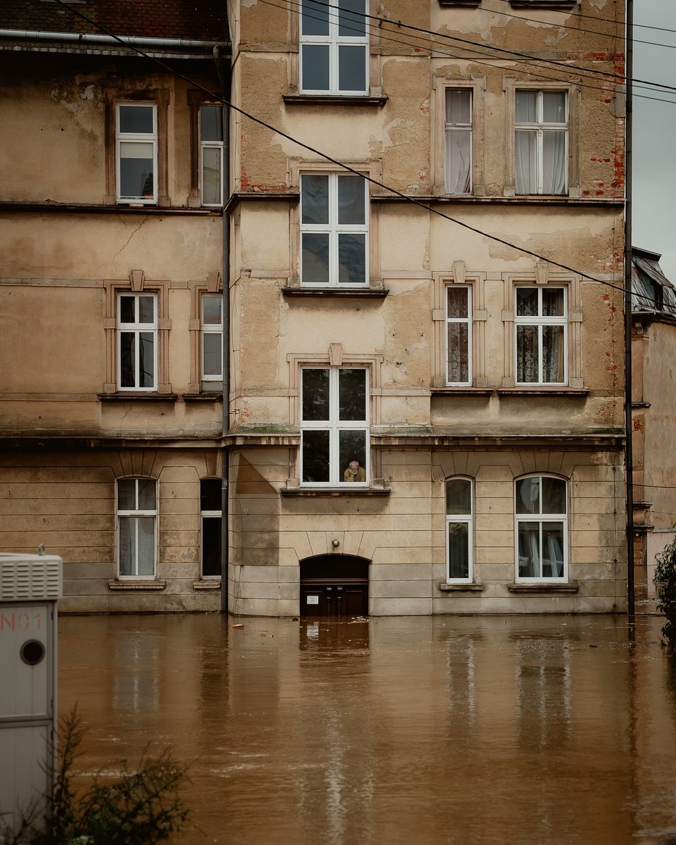 🇵🇱 W ostatnich dniach Polska doświadczyła niszczycielskich powodzi, które dotknęły tysiące osób, często pozbawiając ich domów, dobytku i poczucia bezpieczeństwa. W obliczu tej tragedii, społeczność staje razem, aby wspierać tych, którzy zostali najbardziej poszkodowani.

🇬🇧 In