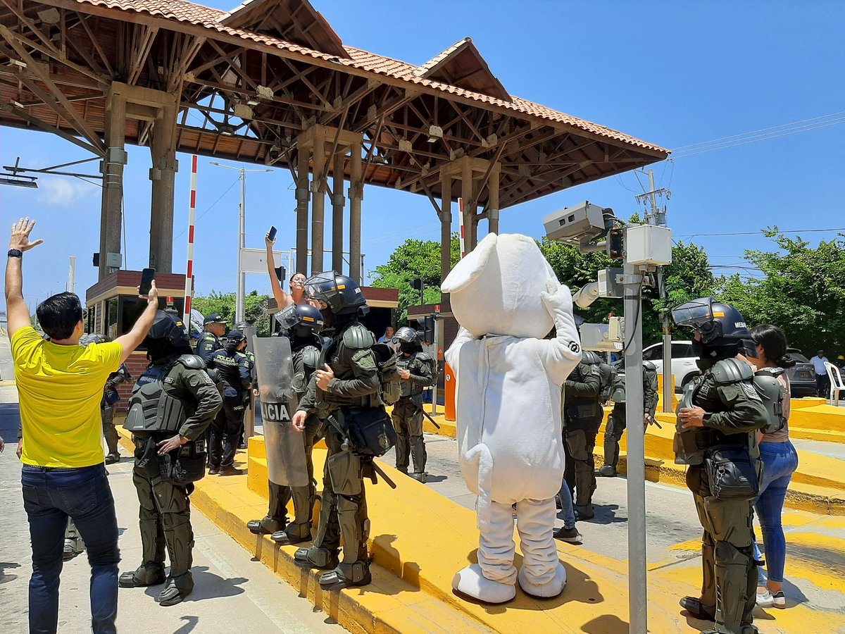 Elefante Blanco (@elefantescol) on Twitter photo El oficial Marcos Morales de la <a href="/PoliciaColombia/">Policía de Colombia</a> y el ESMAD en representación d la <a href="/ANI_Colombia/">Agencia Nacional de Infraestructura</a> enviaron represión contra un peluche y varios ciudadanos q solo protestaban pacíficamente en Papiros, a pesar que ya la misma Nación reconoció que el Peaje es ilegal.
¡RT por favor! El oficial Marcos Morales de la <a href="/PoliciaColombia/">Policía de Colombia</a> y el ESMAD en representación d la <a href="/ANI_Colombia/">Agencia Nacional de Infraestructura</a> enviaron represión contra un peluche y varios ciudadanos q solo protestaban pacíficamente en Papiros, a pesar que ya la misma Nación reconoció que el Peaje es ilegal.
¡RT por favor!