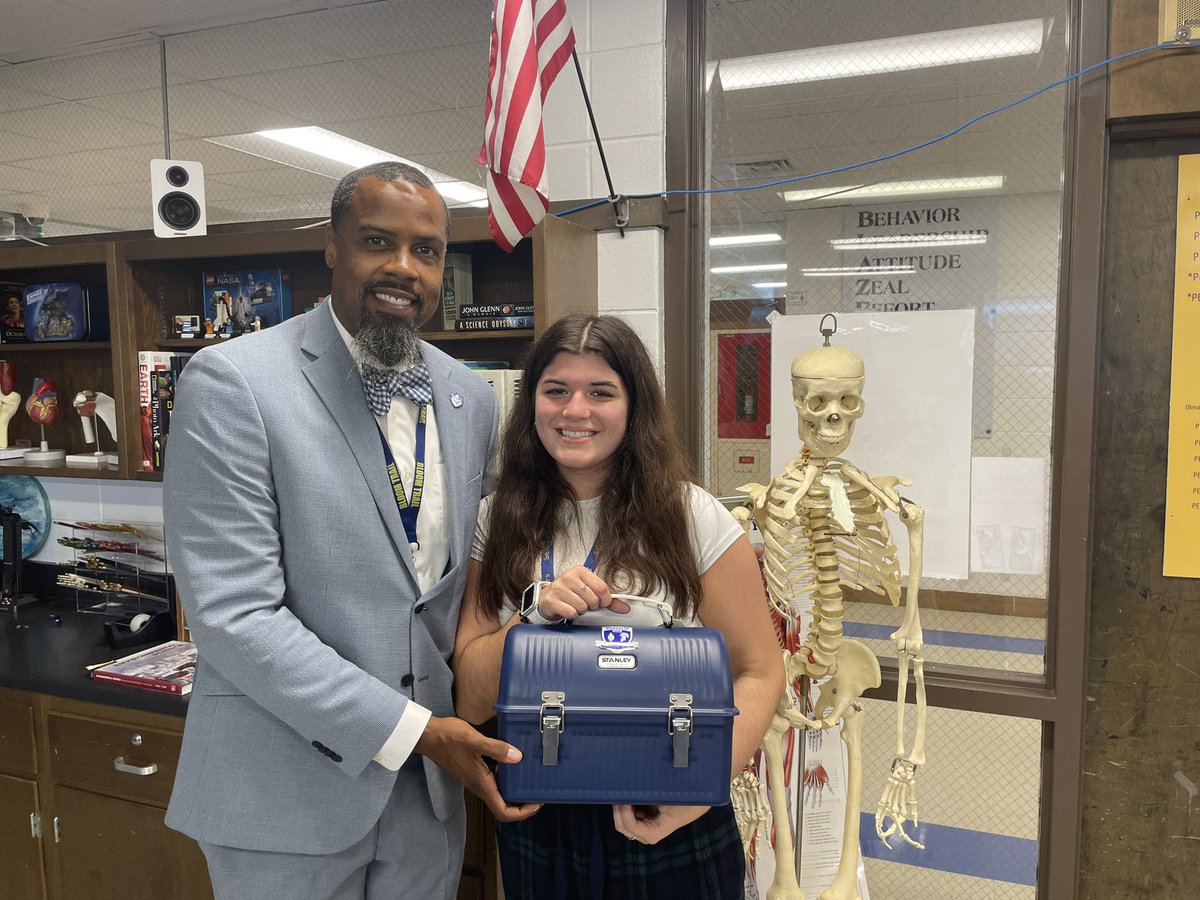 Congratulations to Isabella Williams for packing her lunch pail, working hard both on and off the court to earn the bring your lunch pain and do your job athlete of the week <a href="/DrNavarre/">Supt. Lenell Navarre</a> <a href="/DrJLAnderson/">Dr JLAnderson</a> <a href="/PrincipalKeene/">Glynis Keene</a> <a href="/momofgenerals/">Jennifer Mila</a> <a href="/BloomTwpVball/">Bloom Twp Girls' Volleyball</a>