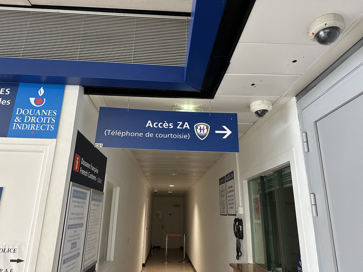 ‼️Situation d'inhumanité vécue aujourd'hui par une enfant de 12 ans qui est traumatisée. À lire jusqu'au bout.

Ce matin, ma cliente, âgée de 12 ans, est libérée par la Cour d'appel de Paris de la zone d'attente.

Ses parents l'ont mise dans un avion in extremis pour qu'elle