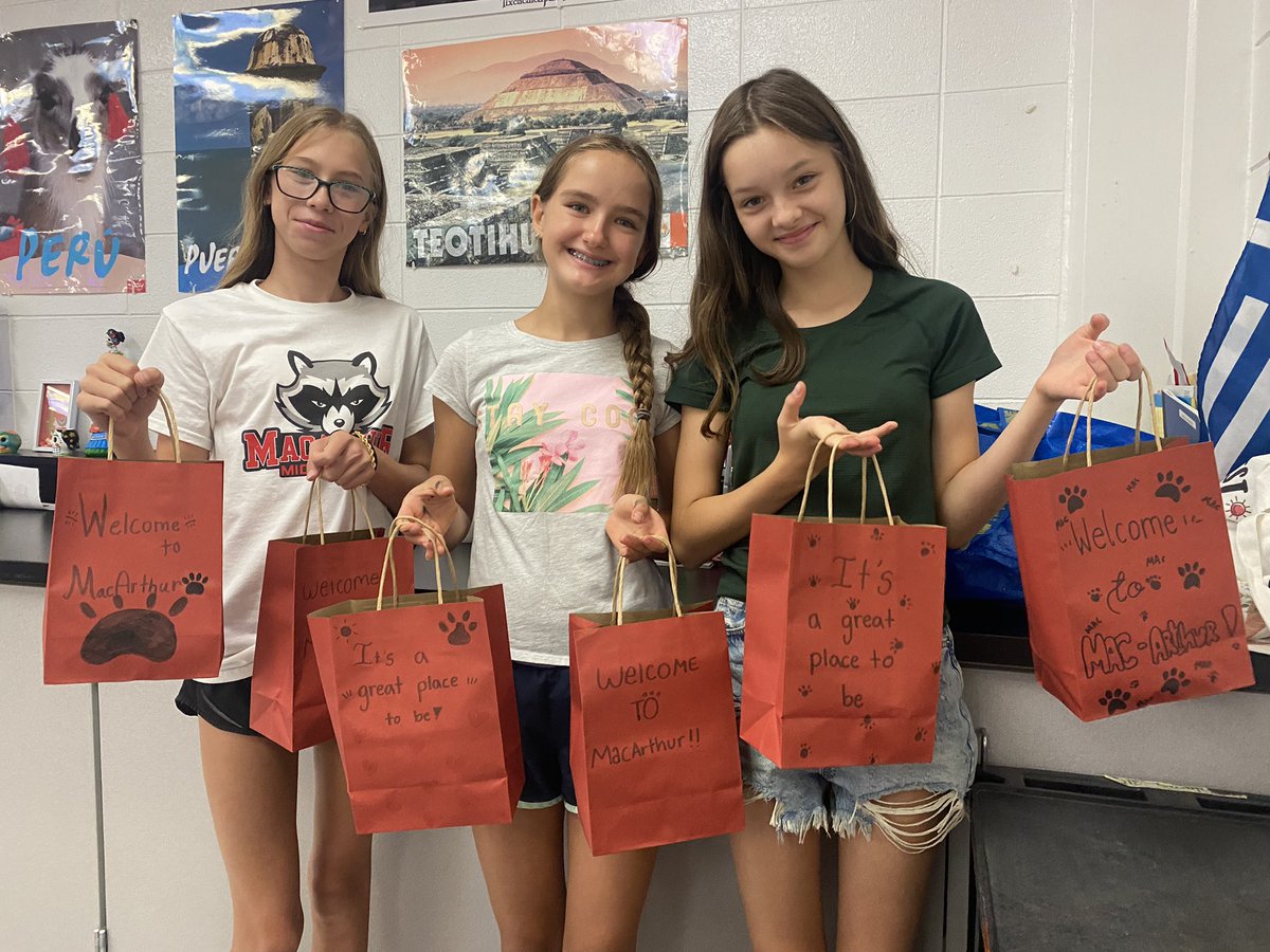 Welcome bags for our new students!!! Mac is a GREAT PLACE TO BE! #MAChasPRIDE <a href="/D23MacArthur/">MacArthur M.S.</a> <a href="/PHSD23/">Prospect Hts. SD23</a>