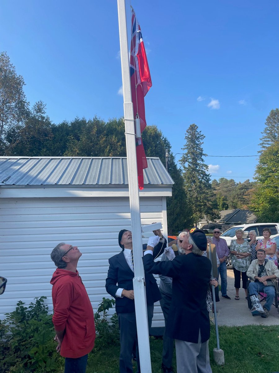LaurieScottPC's tweet photo. Raising Ontario's flag at the Wilberforce Legion to kick off this yearโs Legion Week. Legions are the cornerstone for communities across the riding. I would like to extend a sincere thank you to the members & volunteers for all they you do.
#RoyalCanadianLegion #LegionWeek https://t.co/UJLPJa0Qfb