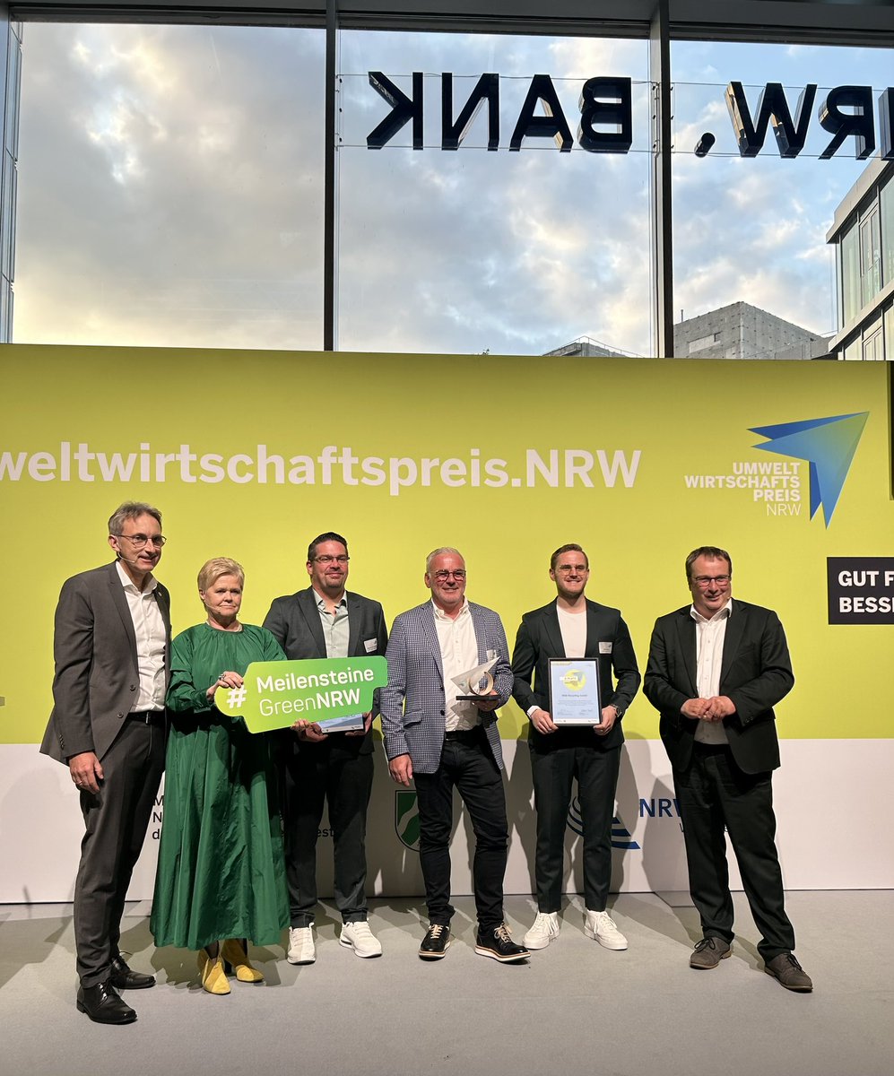 Die erste Auszeichnung des Abends: Mit einem Verfahren, das mineralische Abfälle zu hochwertigen Sekundärbaustoffen aufbereitet, hat sich HDB Recycling GmbH aus Hünxe den 3. Platz beim #UmweltwirtschaftspreisNRW 2024 und 10.000 € Preisgeld gesichert. Herzlichen Glückwunsch!🥉👏