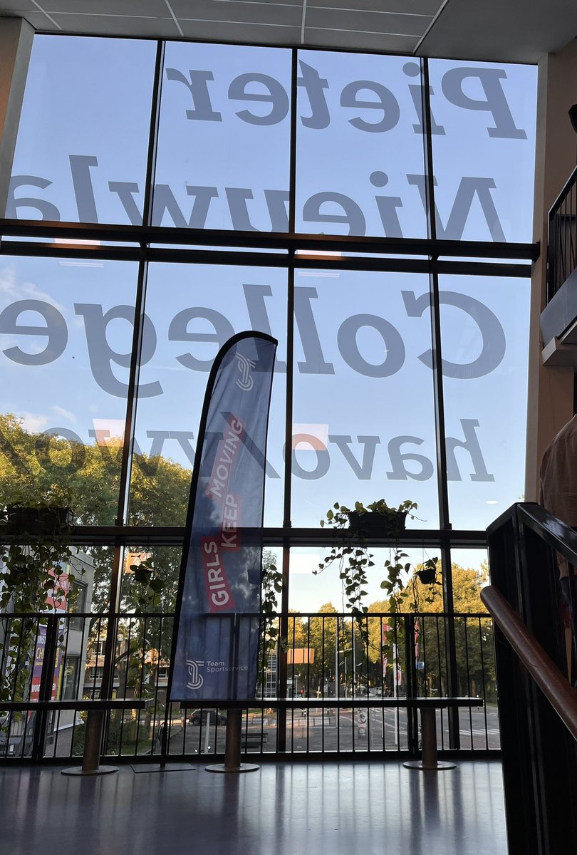 ivvuuren's tweet photo. En doooorrrr…
Ouderavond VWO6.
Kennismaking met ouders en nieuwe mentor.
#informatief https://t.co/6GF6aBKuhg