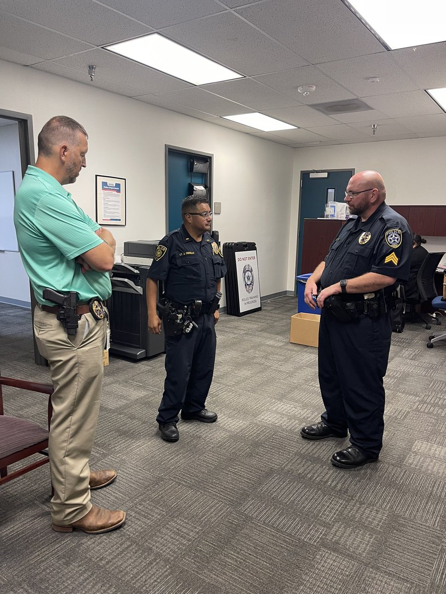 Today, Dallas ISD Lt. Cedillo visited our Police HQ to share that their department is collaborating with several other police departments for the UNIDOS Training, hosted at the Dallas College Bill J. Priest Center. At Dallas College, we are committed to supporting our community.