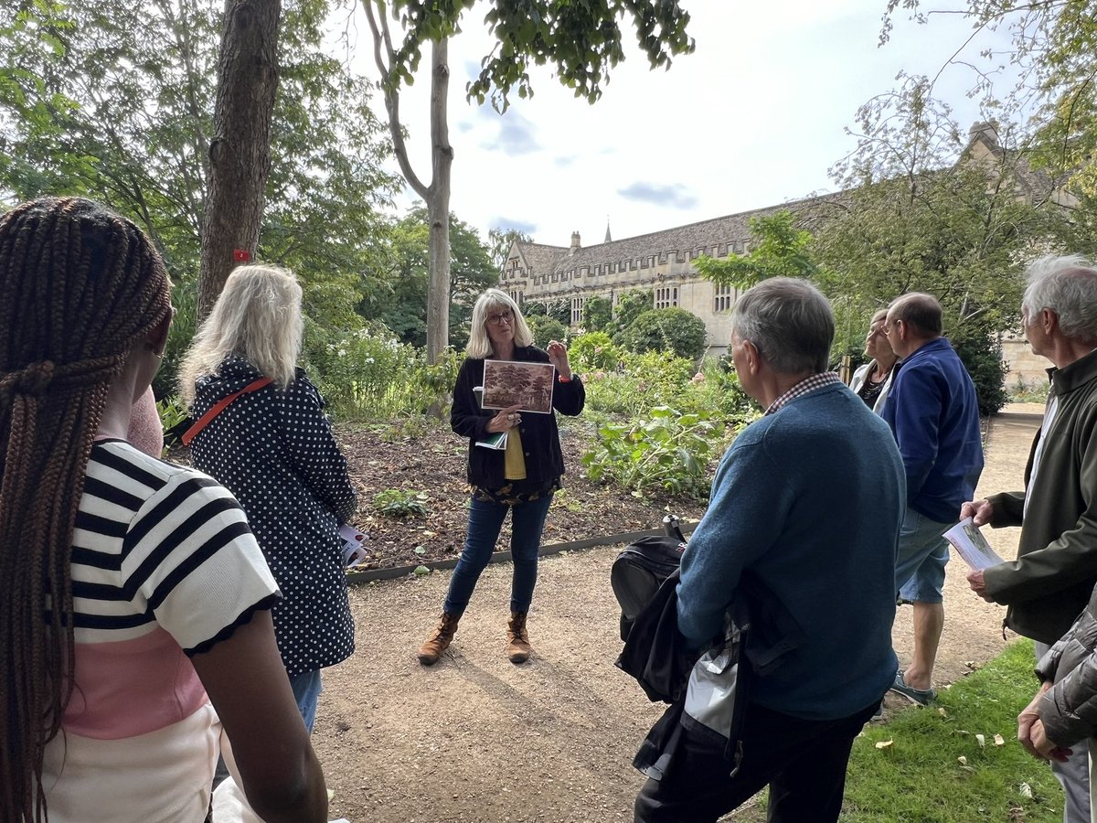 Beverley explaining the restoration of the 1777 view of the East Front from the Inner Grove and the replanting of the once nationally important Theatrical Shrubbery’ <a href="/StJohnsOx/">St John's College</a> at #OOD2024 <a href="/OxfordPresTrust/">Oxford Preservation Trust</a>