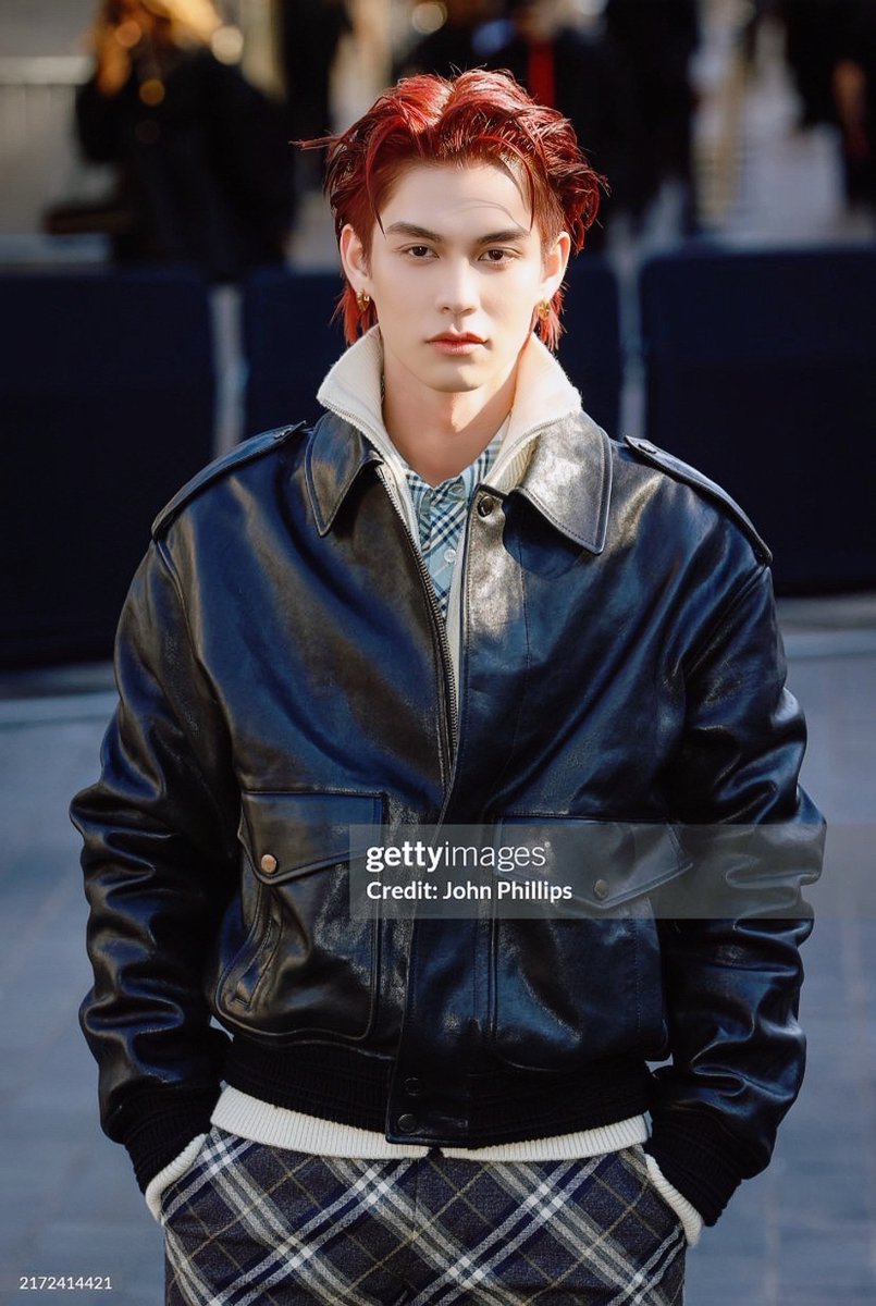 Pani_BrightStar's tweet image. เหมือนฉากเปิดตัวพระเอกในหนังฮอลีวู้ดเลยอ่ะ หล่อเกินมนุษย์ที่แท้ทรู🔥

Bright In LFW SS2025 
#BurberrySummer2025xBRIGHT  
#BurberryxBright 
#Burberry @Burberry 
#bbrightvc @bbrightvc