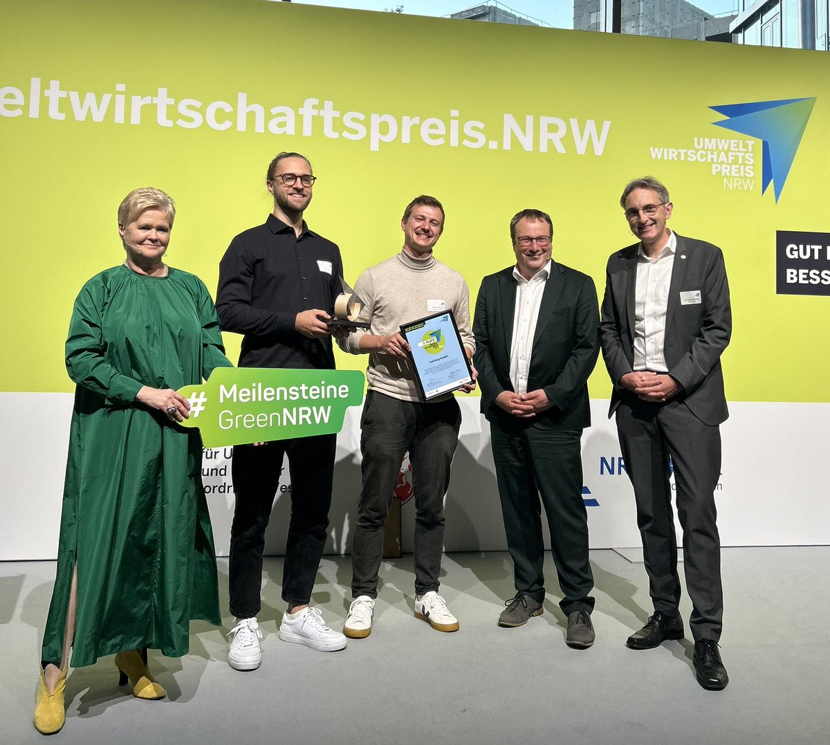 Über den 2. Platz beim #UmweltwirtschaftspreisNRW 2024 und somit 20.000 € Preisgeld freut sich <a href="/Voltfang1/">Voltfang</a>! Das Aachener Unternehmen baut aus ausgedienten E-Auto-Batterien leistungsstarke Stromspeicher. 🔋Echt smart, echt nachhaltig &amp; echt preiswürdig. Wir gratulieren! 🥈🎉