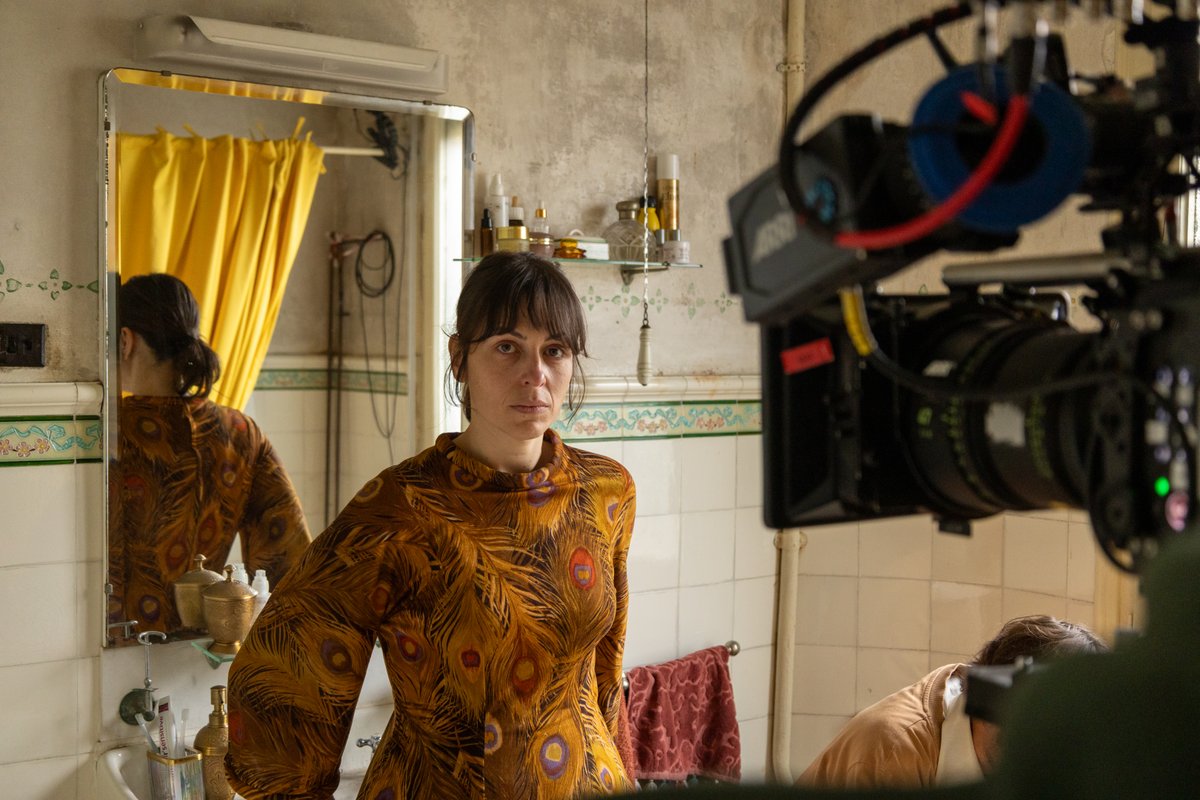 Apuntad desde ya este nombre: Mònica Almirall.

En "Polvo serán" se habla mucho de la presencia de Ángela Molina y Alfredo Castro, pero si hay una sorpresa que no vimos venir, es Mònica Almirall.

La actriz, conocida en el mundo del teatro, debuta en la película de Carlos