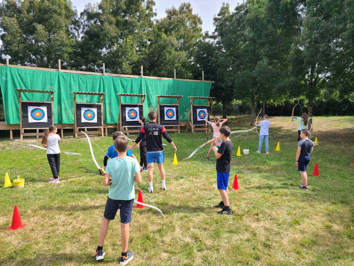 ClgFMitterrand's tweet photo. Demarrage du programme "Sport, Santé,  Bien-être: decouverte des APPN pour toutes et tous" pour la nouvelle cohorte d'élèves de 6eme. Aujourd'hui tir à l'arc et escalade!
#lacharente#lechambon#innoationpedagogique#NEFLE https://t.co/c4yCgQpTmY