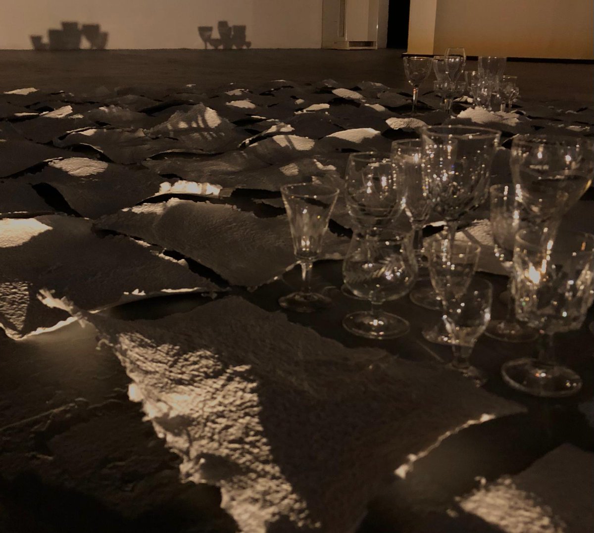 lugar·grafia ◾️ Kati Riquelme &amp; Mercè Soler

Un retrat del territori d'Alella i el seu vincle amb la Festa de la Verema, un moment de celebració al voltant d’una taula, brindant.

📅 fins al 20/10 a Can Manyé

ℹ Més informació a alella.cat/22486 
<a href="/ajalella/">Ajuntament d'Alella</a>