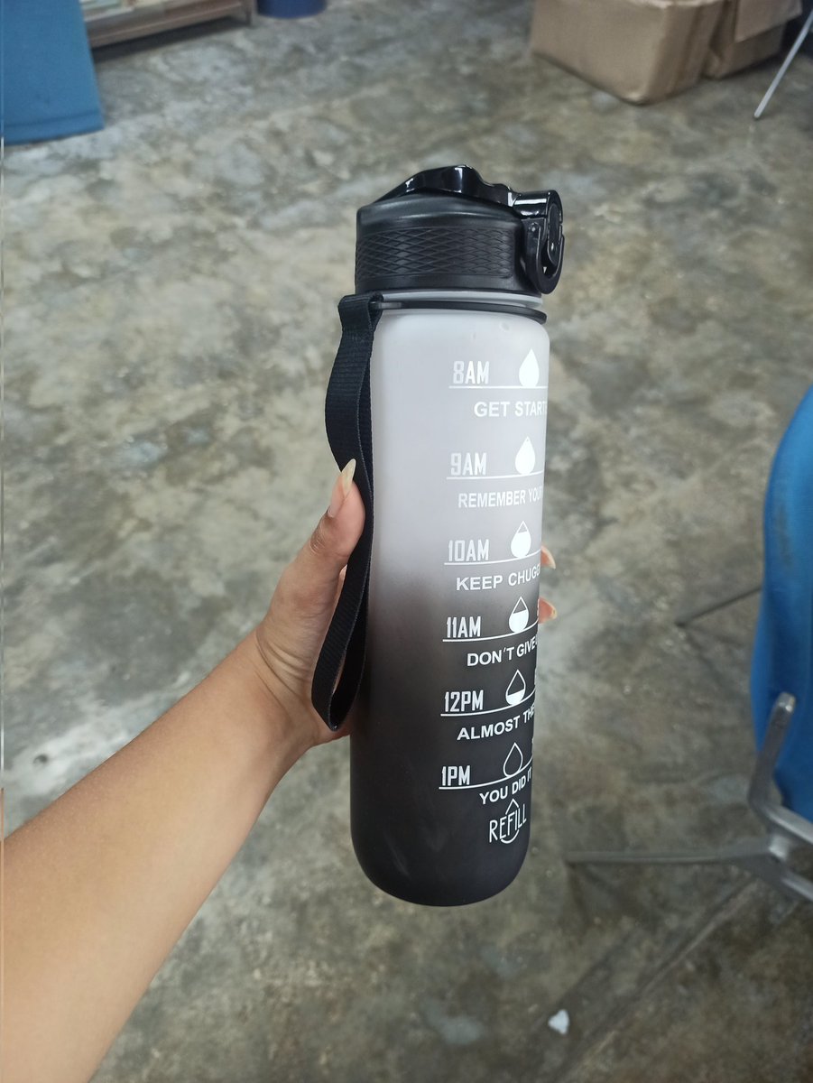 constanzazambu's tweet image. Perdí mi pote, es como este pero de dos litros, si alguien en la salita de materiales se lo encontró o lo agarró sin querer pls devuelvanmelo 😭