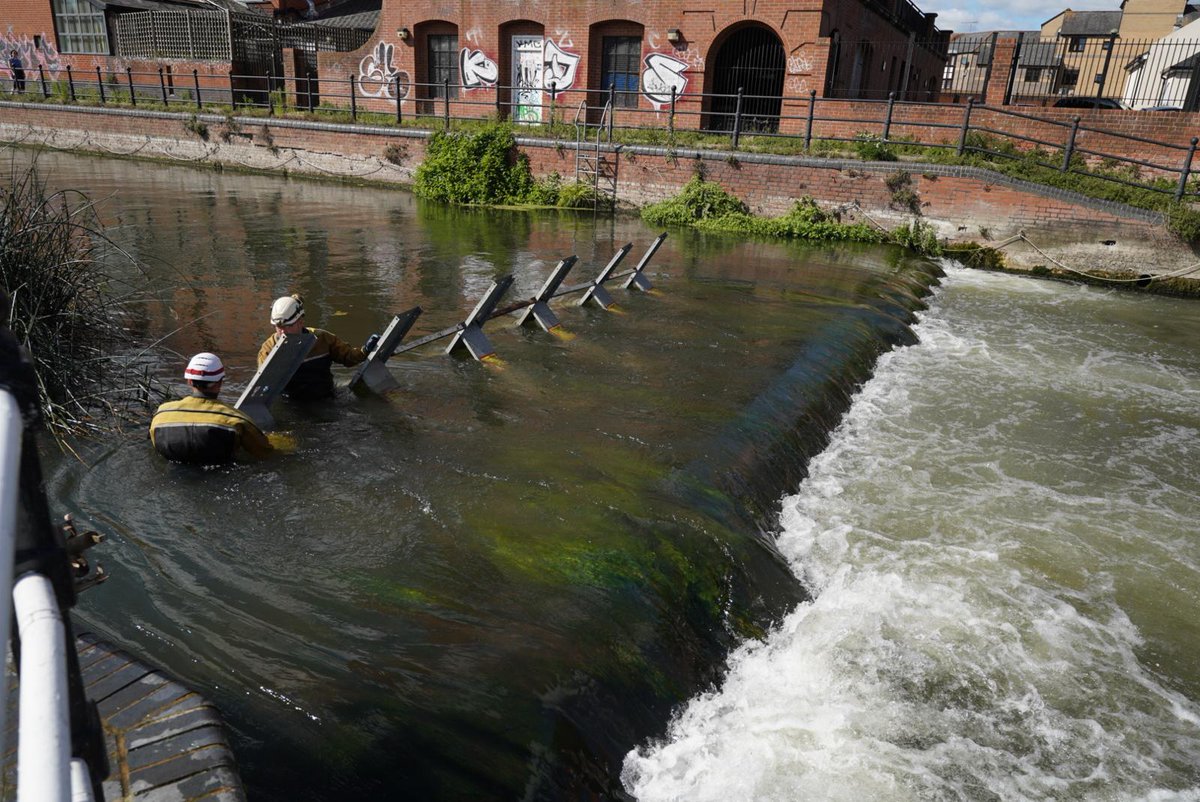 ARKennet's tweet image. 1 of 2  - ARK has been working with @CanalRiverTrust contractors @FiveRiversEC &amp;amp; Robert Nicholas to design &amp;amp; construct a notch in County Lock Weir that will help improve fish passage between the Thames &amp;amp; the Kennet.
#fishpassage