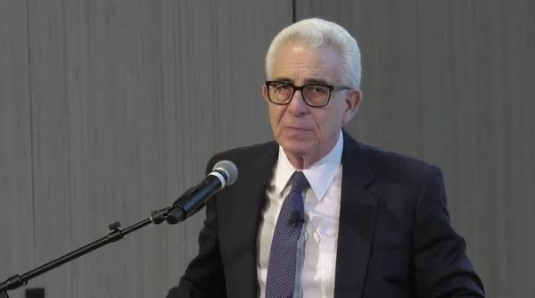 VctorCa07651147's tweet image. Una payasa se hace viral en redes por atacar al gobierno y la hicieron candidata presidencial. Un regordete declara una bravuconería y es el ideal para encabezar a la oposición. Un dinosaurio critica la Reforma Judicial y ya es un ídolo. La derecha es una vacilada sin remedio.