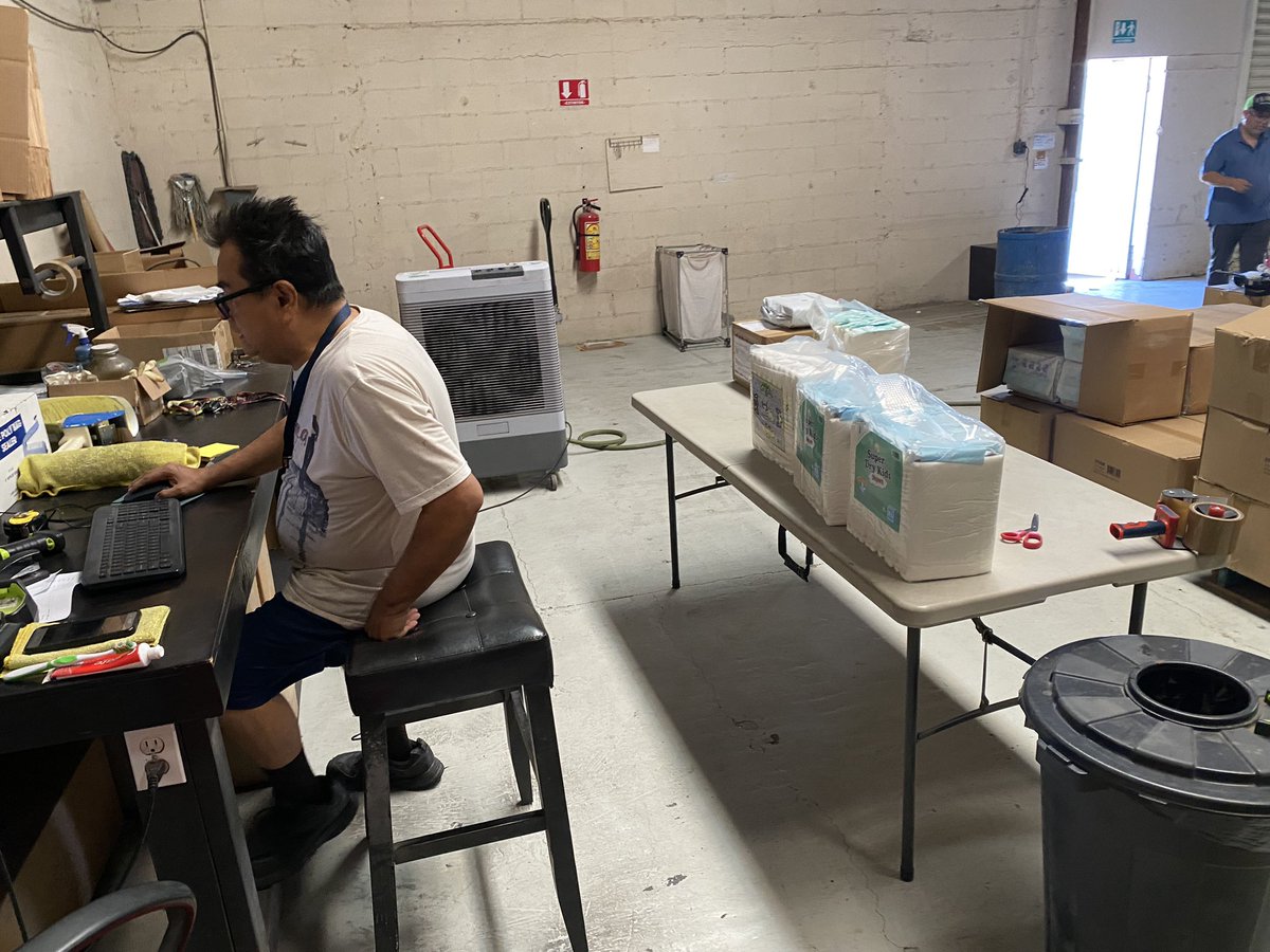 Mi empleado trabajando ahorita 😤 se ofrecio a liberar mucho trabajo espero que no me pida horas extras.