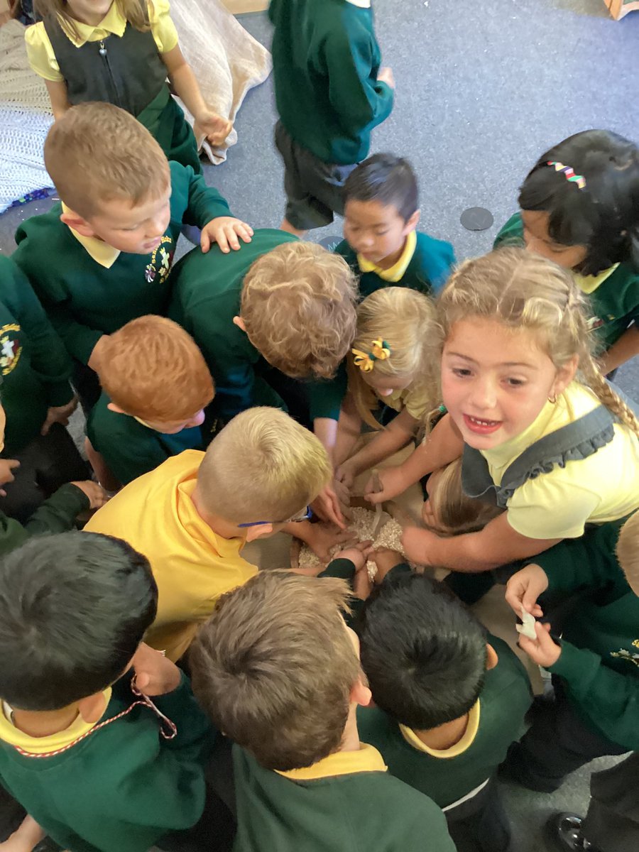 sthcpsbarry's tweet photo. #melyn have had an immersive literacy day today! A special delivery left us wondering what could be hiding under the cloth? We were so excited to discover a magic porridge pot and went on to try some of the tasty treat, using fantastic adjectives to describe its texture and taste https://t.co/IKrSLQ6ZBv