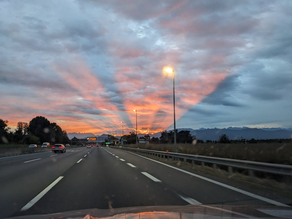 WebAIWorks's tweet image. The sunset over the Alps is truly magnificent.