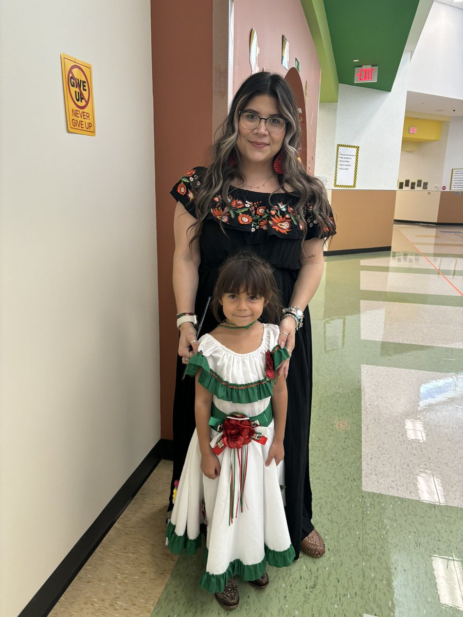 ccquizada's tweet photo. Hispanic Heritage Month

“VIVA MEXICO” 🇲🇽  #AldineImpact @AldineISD @Griggs_AISD https://t.co/fSQWKZXMsY