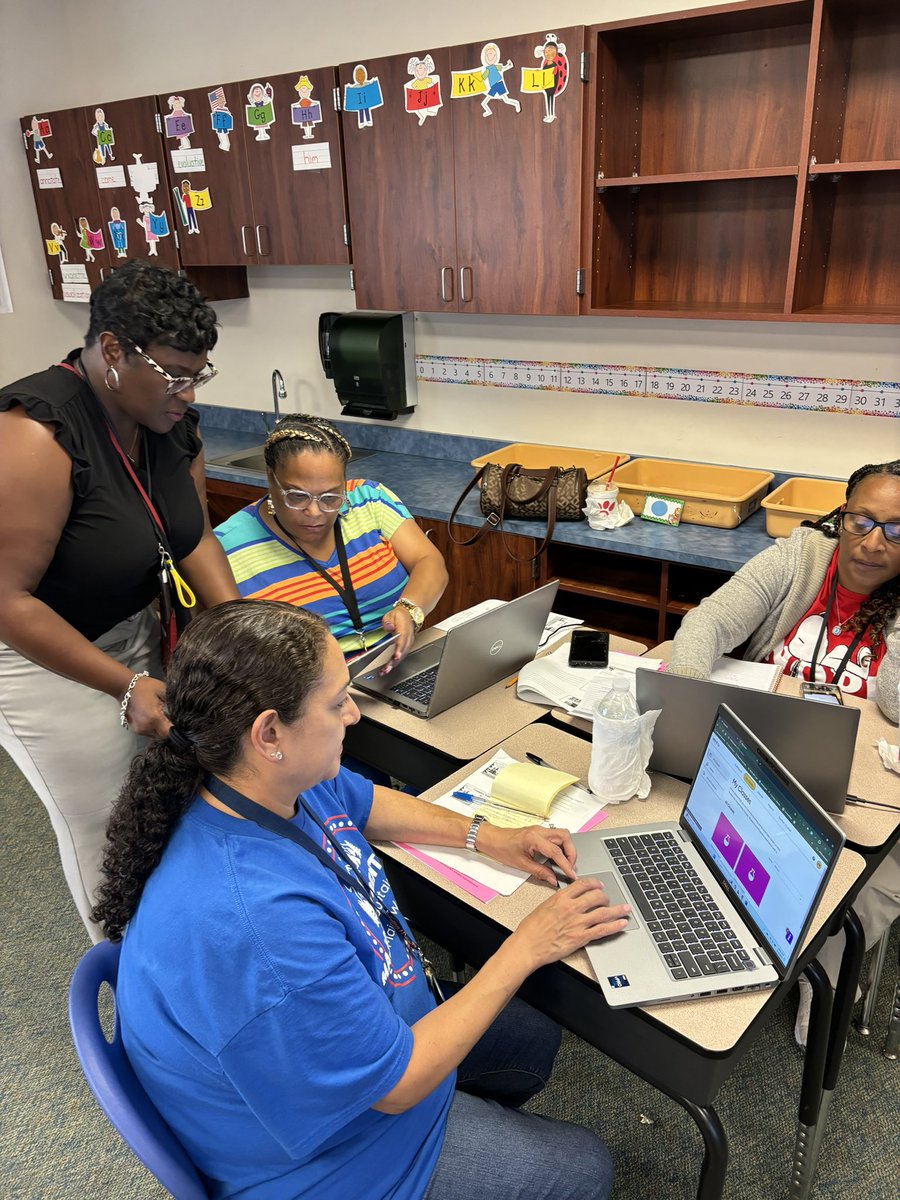 MajorElementary's tweet photo. Major teachers in the work sharpening our tools #MAJORRESULTS #outcomedriven #PDMATTER https://t.co/KMogyF91xa