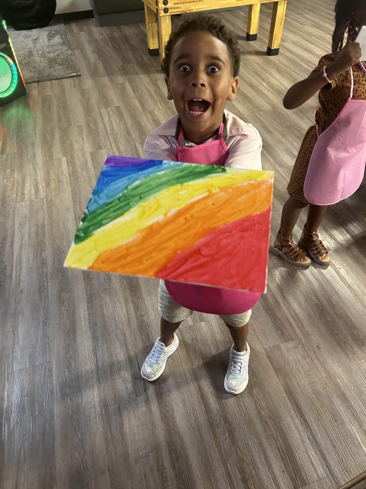 HelpKCKids's tweet image. 🎨 #FunFridays at the Northland Unit are always a blast! This past Friday, we hosted a #PaintandSip in our rec room. Our kiddos got to show their creativity while sipping on delicious lemonade. The artwork that came out of this event is amazing! 🖌️✨ #helpkckids #greatfutures
