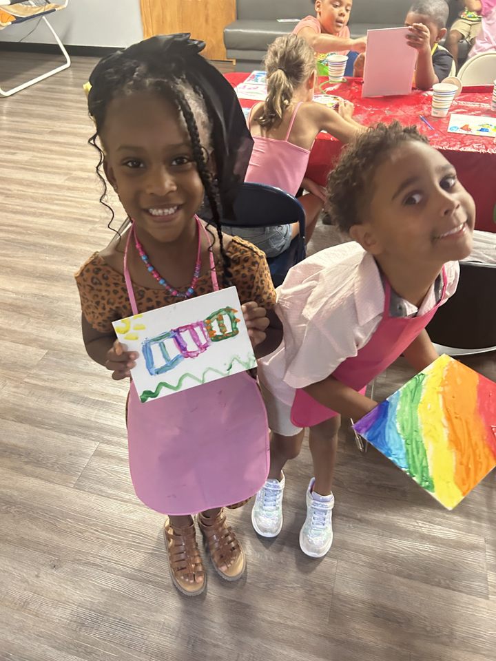 HelpKCKids's tweet image. 🎨 #FunFridays at the Northland Unit are always a blast! This past Friday, we hosted a #PaintandSip in our rec room. Our kiddos got to show their creativity while sipping on delicious lemonade. The artwork that came out of this event is amazing! 🖌️✨ #helpkckids #greatfutures