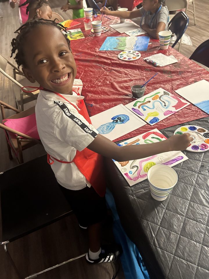 HelpKCKids's tweet image. 🎨 #FunFridays at the Northland Unit are always a blast! This past Friday, we hosted a #PaintandSip in our rec room. Our kiddos got to show their creativity while sipping on delicious lemonade. The artwork that came out of this event is amazing! 🖌️✨ #helpkckids #greatfutures