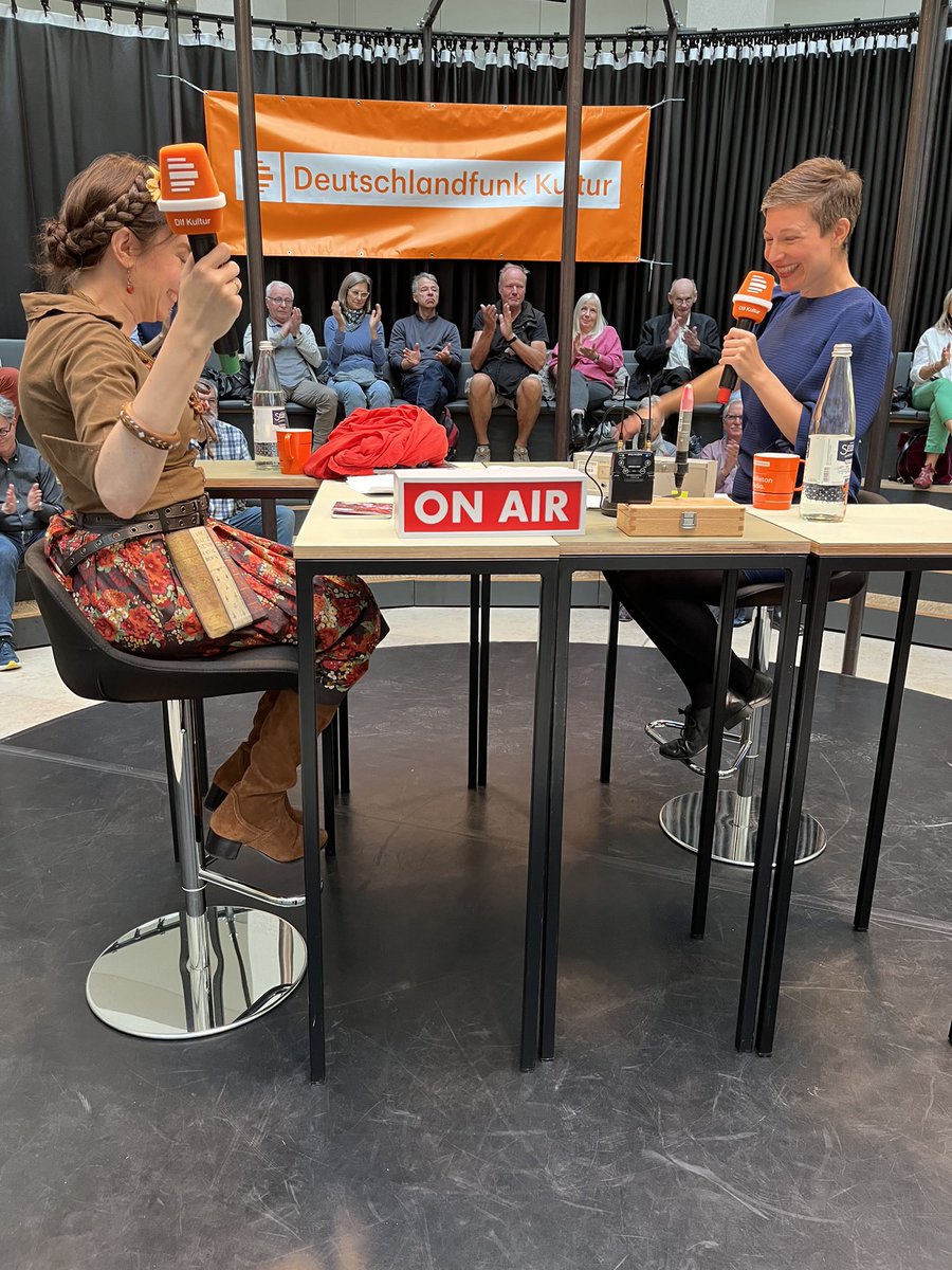 Wir haben diskutiert, die Tagesthemen analysiert und live im Radio genäht…äh…repariert 🪡🧵Das war schön im Humboldtforum mit <a href="/afelia/">ju</a> vor ein paar Tagen! Danke für den Austausch :) 

Zum Nachhören: 

open.spotify.com/episode/5f1VqJ…