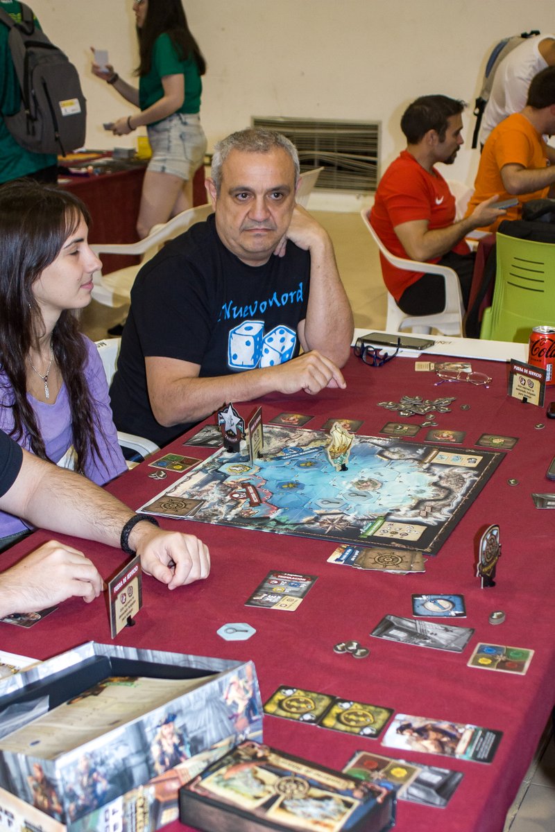 puertadehades's tweet photo. En mitad de todo el evento siempre destacaban las partidas de Feed the Kraken porque la gente no se aguantaba sentada en la silla al final de la partida y tampoco se aguantaban los gritos al despotricar contra piratas y sectarios. https://t.co/93DPi4jMPe