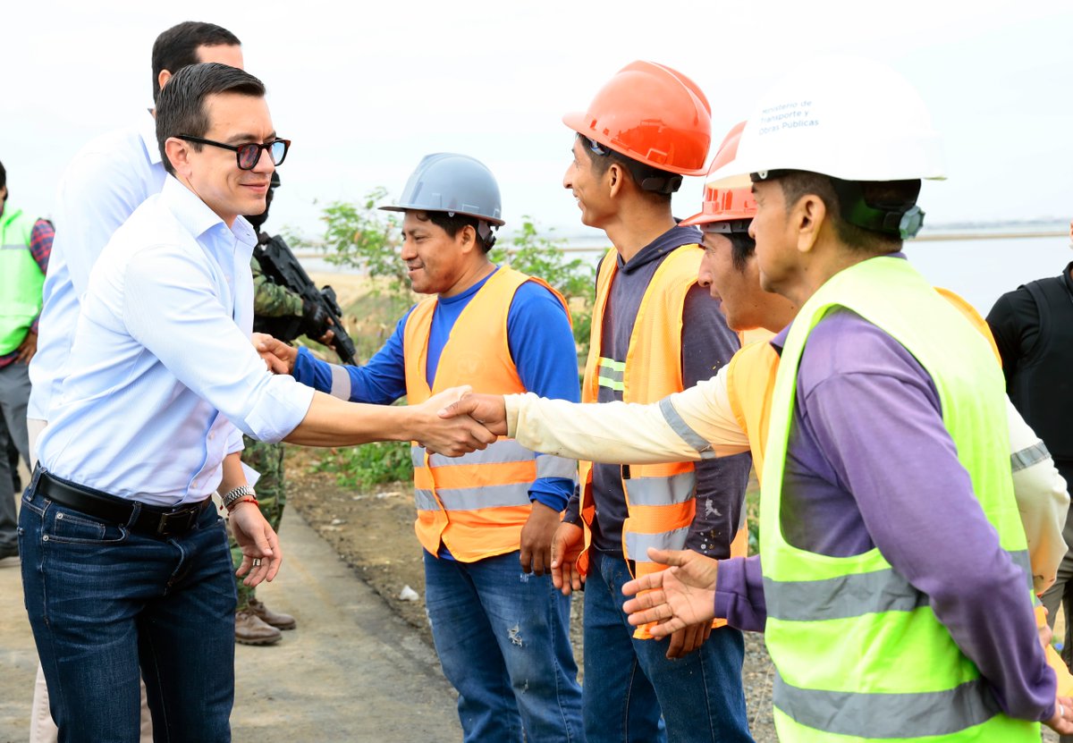 Presidencia_Ec's tweet photo. El presidente @DanielNoboaOk realizó un recorrido por el tramo 2 del Paso Lateral de Santa Elena, con el fin de verificar los avances de esta importante obra que mejorará la vialidad de la región. 🛣️🚗 

Con una inversión de USD 12 millones y una longitud de 7,15 km, esta vía impulsará el desarrollo económico, comercial y turístico de la provincia, garantizando una red vial moderna y eficiente. 

#ElNuevoEcuadorResuelve 🇪🇨