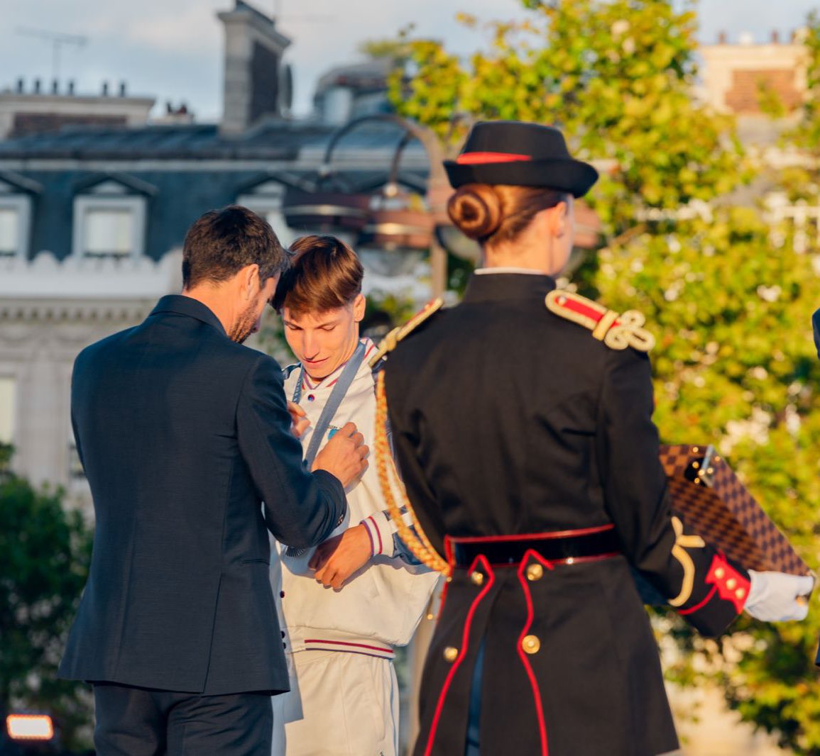 Titouan Castryck (@tcastryck) on Twitter photo 🎖️Ordre National du Mérite
Un honneur d’avoir reçu cette distinction par <a href="/TonyEstanguet/">Tony Estanguet - OLY</a> 🙏🏻 🎖️Ordre National du Mérite
Un honneur d’avoir reçu cette distinction par <a href="/TonyEstanguet/">Tony Estanguet - OLY</a> 🙏🏻