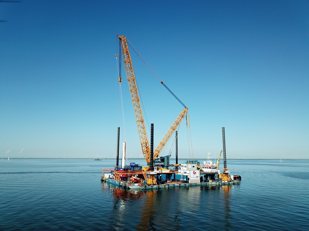 awrf's tweet photo. These cranes are working together to build the foundation for an ocean based wind farm in the Netherlands. When you are operating out in open water, you face a set of unique challenges.
🏗️ Tadano PC 6800
📷 TadanoGroup
#PedestalCrane #Cranes #OffshoreLifting #WindFarm https://t.co/1UnqNuUbVH