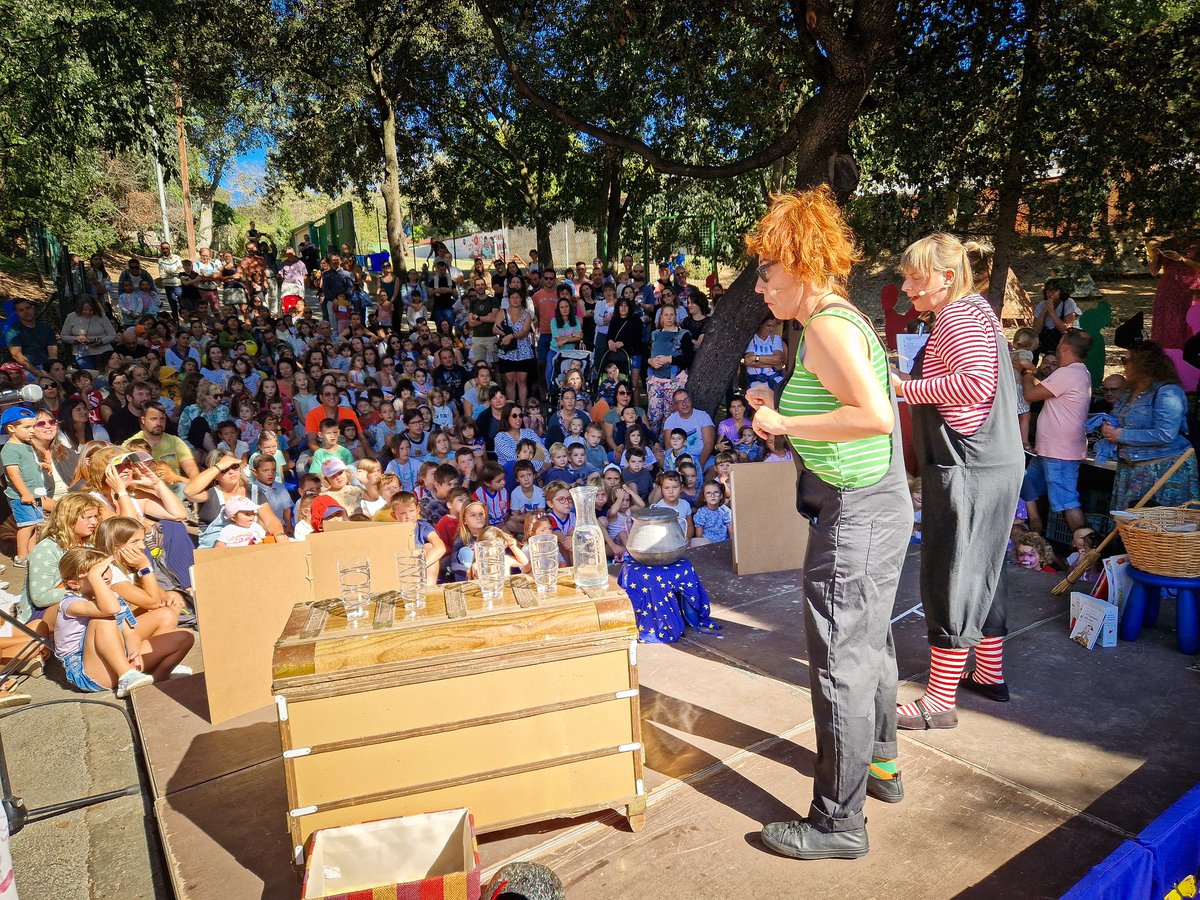 firadelconte's tweet photo. A l'Espai En Patufet, el Nas de Cargol la va fer molt grossa i les Bruixes Cric i Crac, amb tot el públic de la #14aFiradelConte, van tenir feina a posar ordre. 
🟠 Teatre de contacte @teatredecontacte presentarà:
🎭"La Cric, la Crac i l'enrenou dels contes“
Ple de gom a gom!😍 https://t.co/d6XObG0Wf7