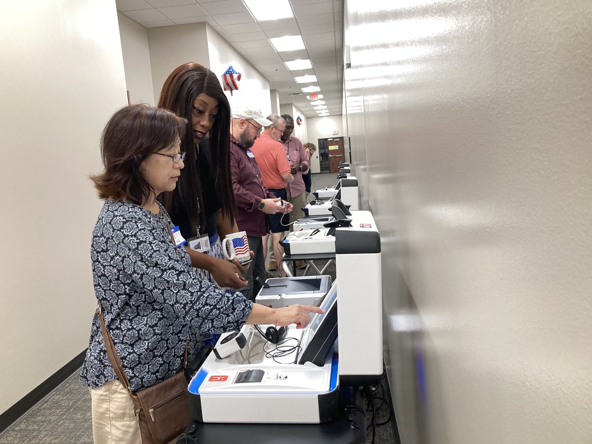 StLouisCoVotes's tweet photo. Election Judge training begins today! Between now and the November Election, our trainers will prepare more than 2,000 poll workers to serve St. Louis County voters. Our training department is always improving and we welcome your feedback! #stlcountyvotes https://t.co/KQAmK8WOlX