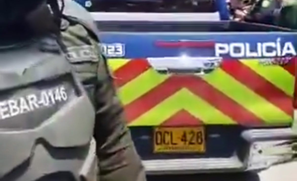 Máxima alerta!! Han arrestado a Karol Solis en medio de la protesta pacífica en #Papiros. En vehículo de la policía de placas DCL-428 de Bquilla. 

¿Quién dio la orden de capturarla? ¿A dónde la llevan? <a href="/veranodelarosa/">Eduardo Verano de la Rosa</a> y <a href="/Pliniocg/">Plinio Cedeño Gómez</a> son responsables de lo que suceda con Karol 🚨