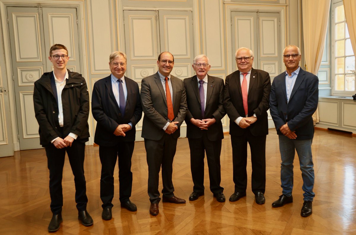 [Remise de la médaille de la <a href="/VilledeMetz/">Ville de Metz</a> au Pr Henry Coudane, ex-membre du Conseil de Surveillance du CHR]

🏅F Grosdidier Maire de Metz et Président du CS du CHR, a remis ce jour la médaille au Pr Coudane en honneur à son parcours dans l’instance (2009-24).

#reconnaissance