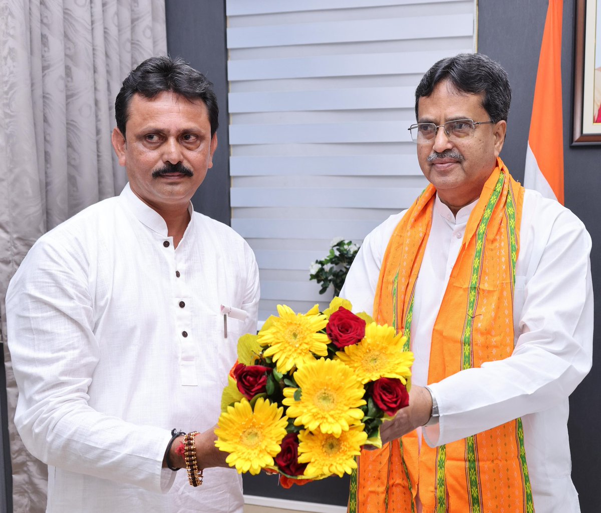 DrManikSaha2's tweet photo. দক্ষিণ ত্রিপুরা জেলার নবনির্বাচিত সভাধিপতি শ্রী দীপক দত্ত মহোদয় এবং মনু বিধানসভার বিধায়ক শ্রী মাইলাফ্রু মগ মহোদয় আজ আমার সাথে এক সৌজন্য সাক্ষাতে মিলিত হন। 

রাজ্যের বন্যাদুর্গতদের জন্য উভয়েই যথাক্রমে ১০,০০০ ও ২০,০০০ টাকার অর্থরাশি মুখ্যমন্ত্রী ত্রাণ তহবিলে দান করেন। আম�� উভয়কেই সরকারের পক্ষ থেকে আন্তরিক ধন্যবাদ জানাই।