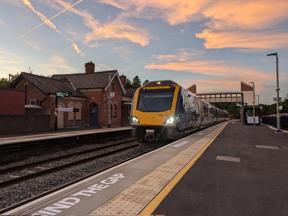 SteelCityDog_'s tweet image. Lovely evening this...

@northernassist 195125 was my going home train, catching the early autumn evening glow as it works 2T75 to Manchester Piccadilly. 

#doreandtotley #september #class195
