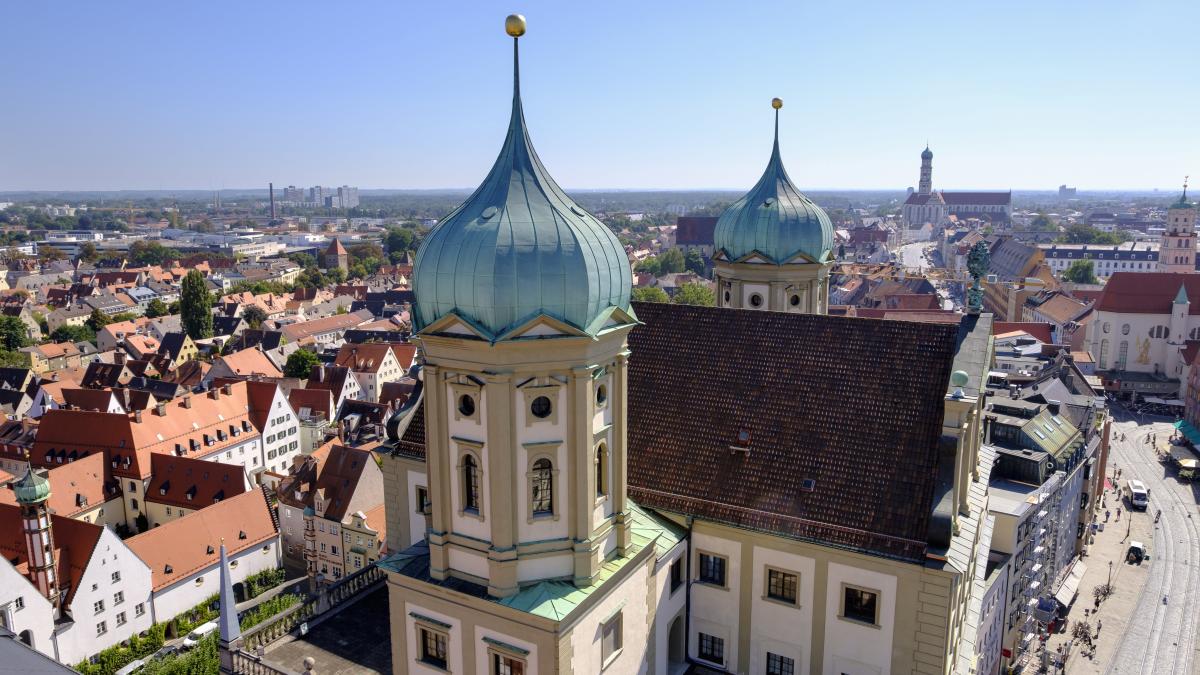 München ist das pulsierende Zentrum Bayerns. Die hohen Immobilienpreise schrecken jedoch viele Kaufinteressierte ab. Die umliegende Region wird hingegen immer attraktiver, wie Zahlen zeigen. Vor allem zwei Städte profitieren – doch auch hier gibt es… welt.de/finanzen/immob…
