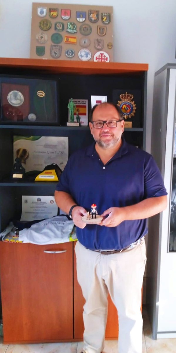 victor_fuertes_'s tweet photo. Gracias Guillermo, Presidente de GIRASong, por permitirme visitar la residencia canina #girask9 que estáis poniendo en marcha, gracias por honrarme con vuestro premio, es un verdadero honor recibirlo. 

Gracias por tantos años luchando, de manera humilde y honesta.
#objetivo17 https://t.co/TWqoqArUk8